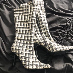 Houndstooth print size 7 1/2 high heel boots by Wild Rose